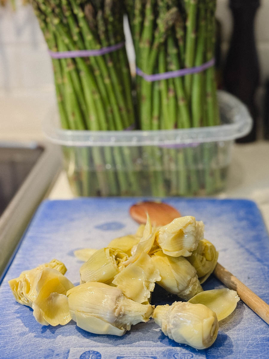 artichauts en conserve et asperges fraîches sur comptoir