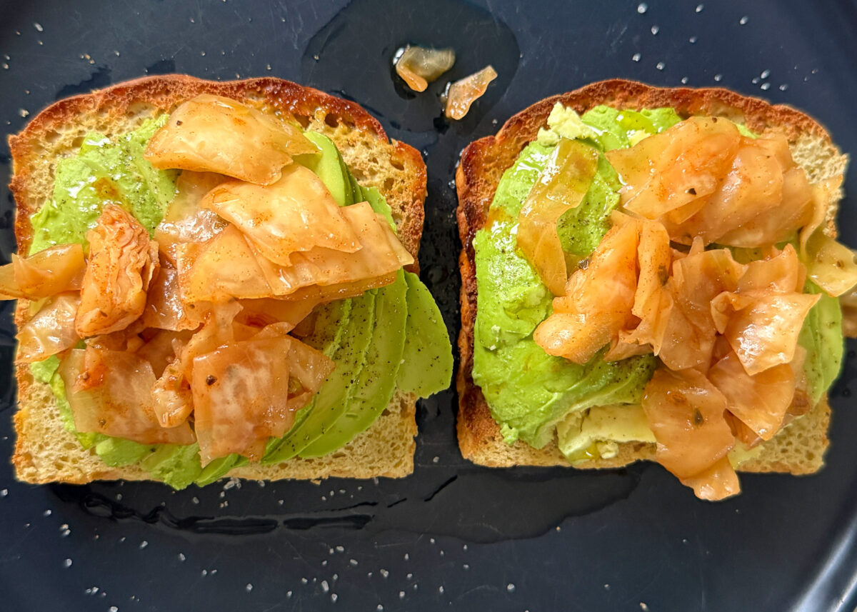 toasts à l''avocat et kimchi