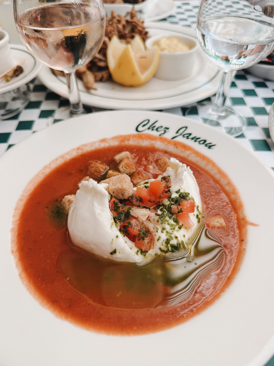 bol de soupe froide avec burrata, croutons et salsa fraiche