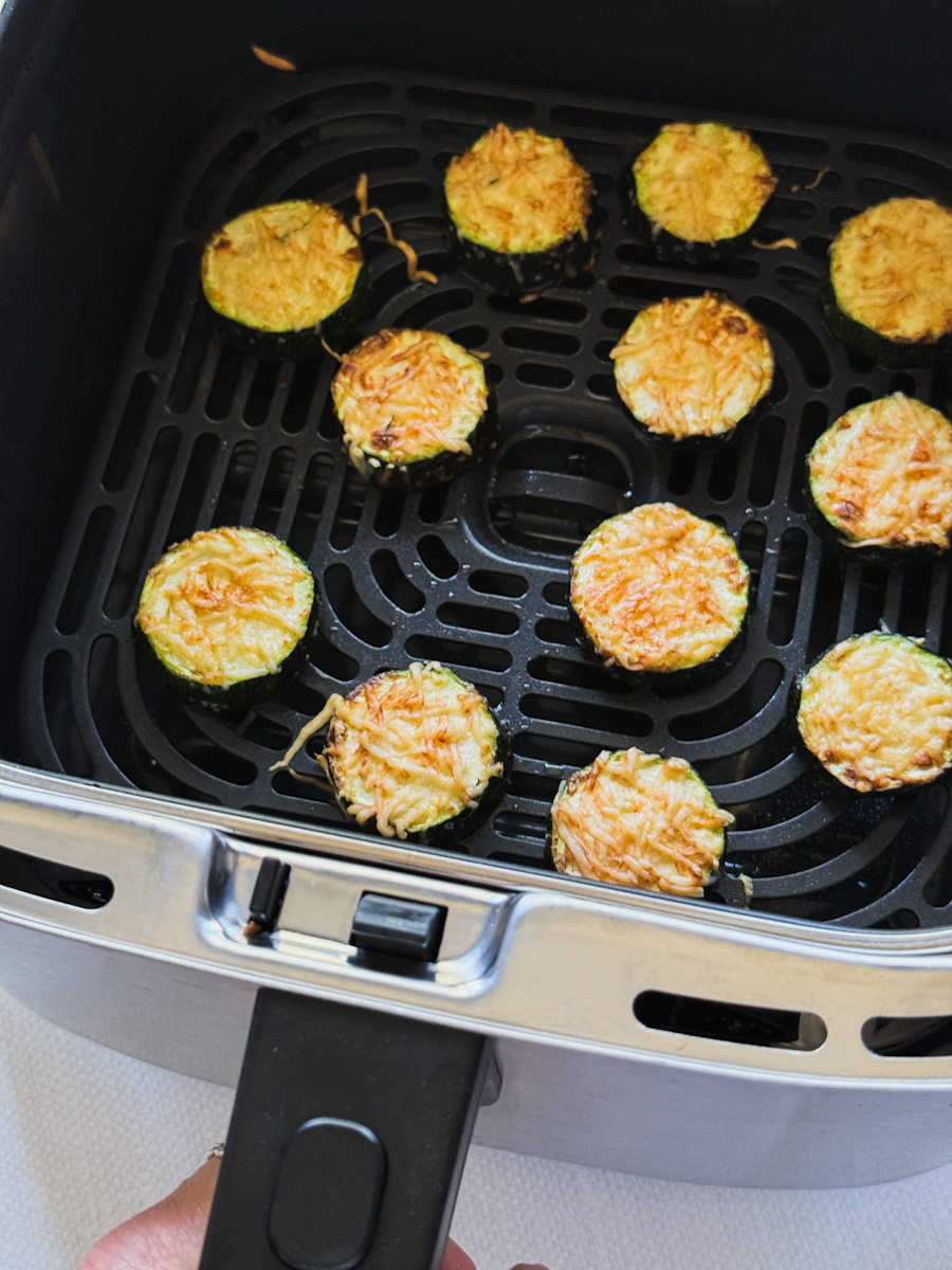 rondelles de courgette gratinées dans le panier du air fryer