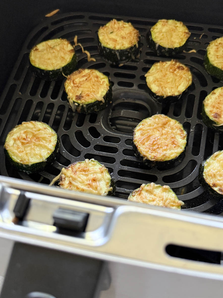 rondelles de courgettes air fryer gratinées dans le panier du air fryer