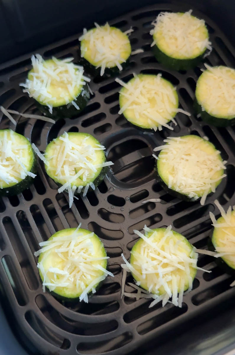 rondelles de courgette air fryer garnies de fromage non cuites dans le panier air fryer