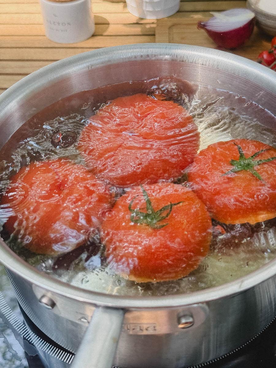 tomates dans l'eau bouillante