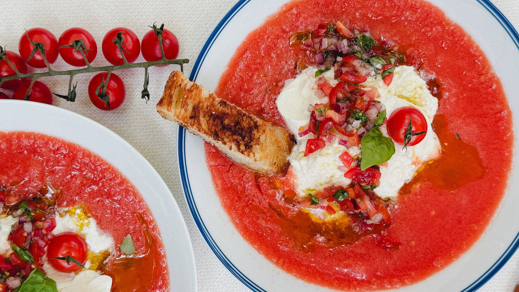 Sublime soupe froide à la tomate et burrata