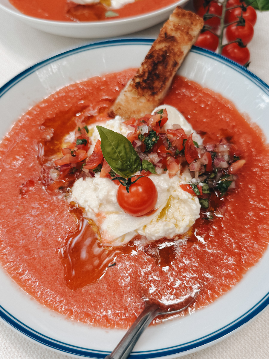 bol de soupe froide à la tomate et burrata