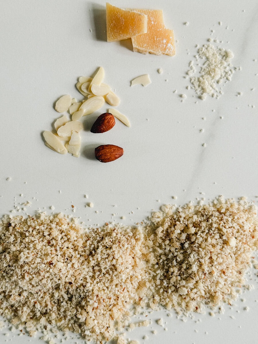 ingrédients pour chapelure maison amandes et parmesan sur comptoir blanc
