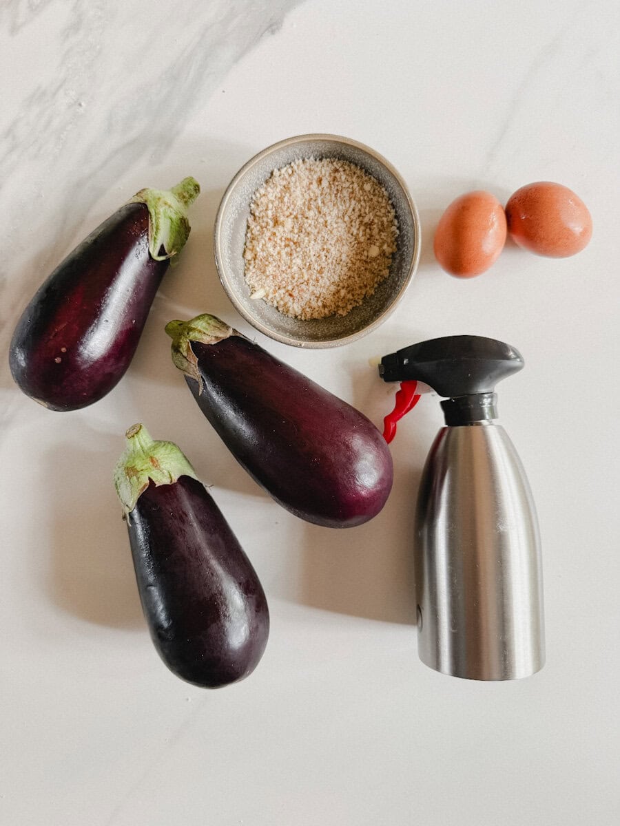 ingrédients pour frites d'aubergine au air fryer; 3 petites aubergines. un bol de chapelure ,un vaporisateur d'huile d'olive et 2 oeufs