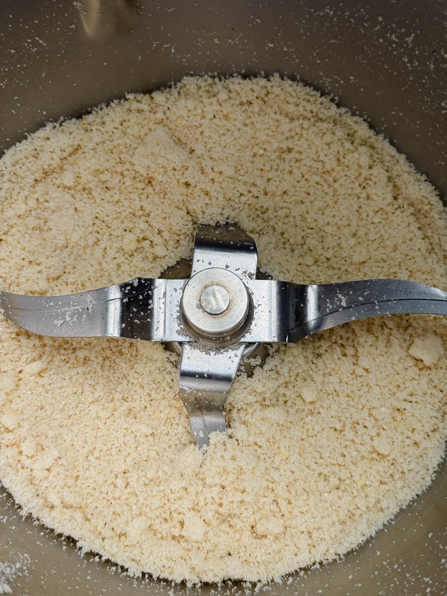 chapelure dans un bol de Thermomix