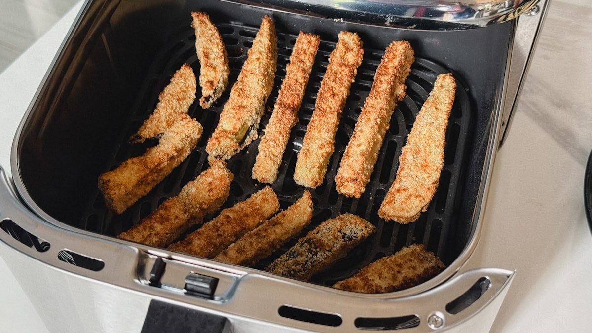 frites d'aubergine grillées croustillantes dans le panier du air fryer