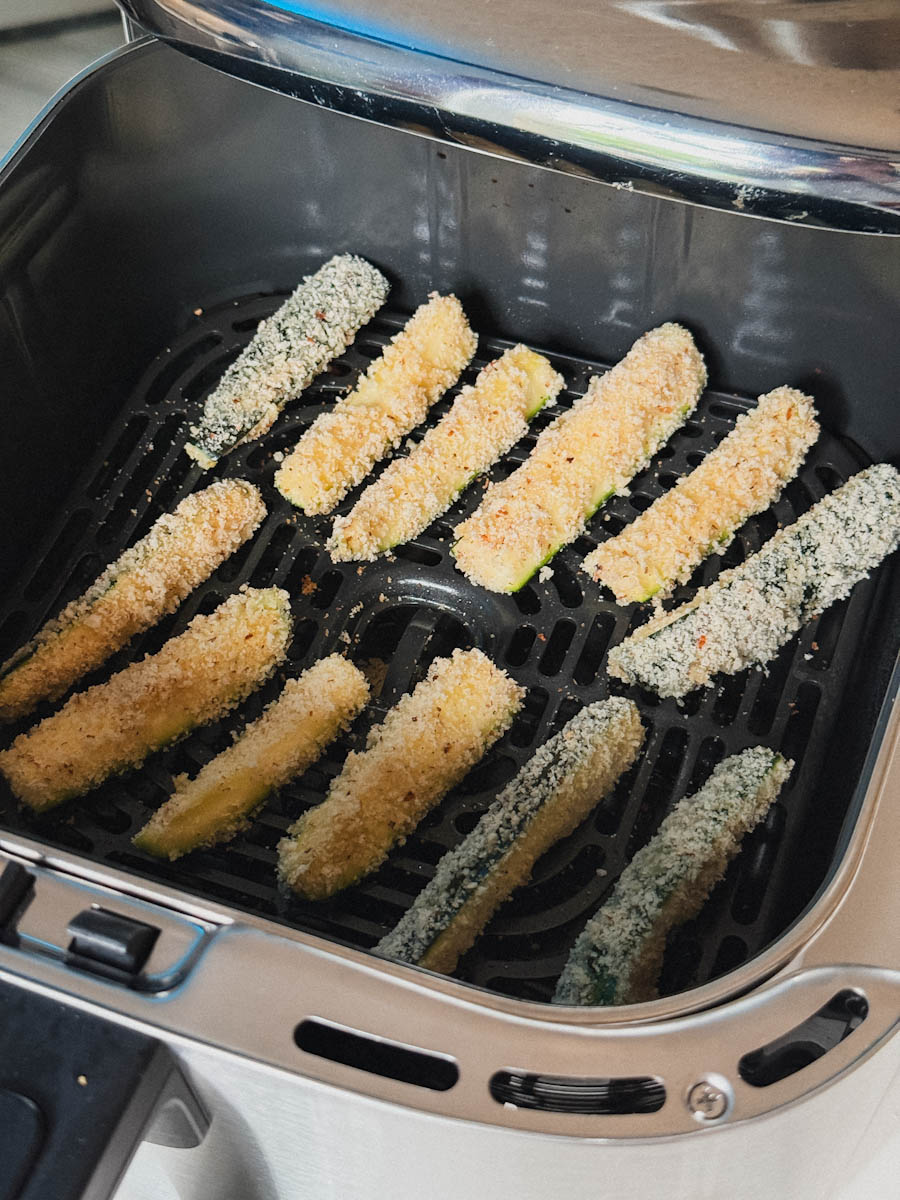 frites de courgettes panées non cuites dans panier du air fryer