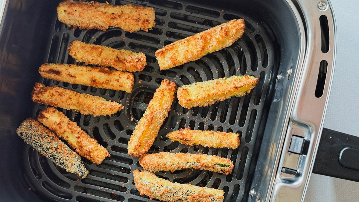 frites de courgettes croustillantes et grillées dans le panier du air fryer