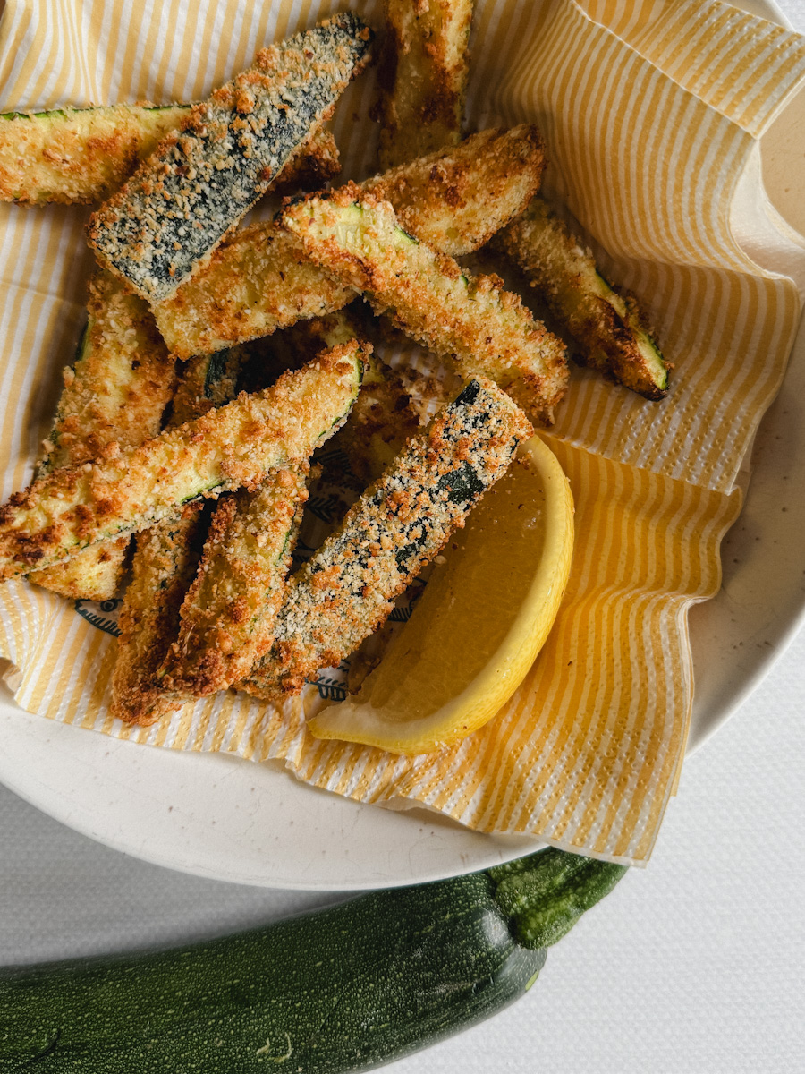 bol de frites de courgettes croustillantes, courgette crue sur le côté
