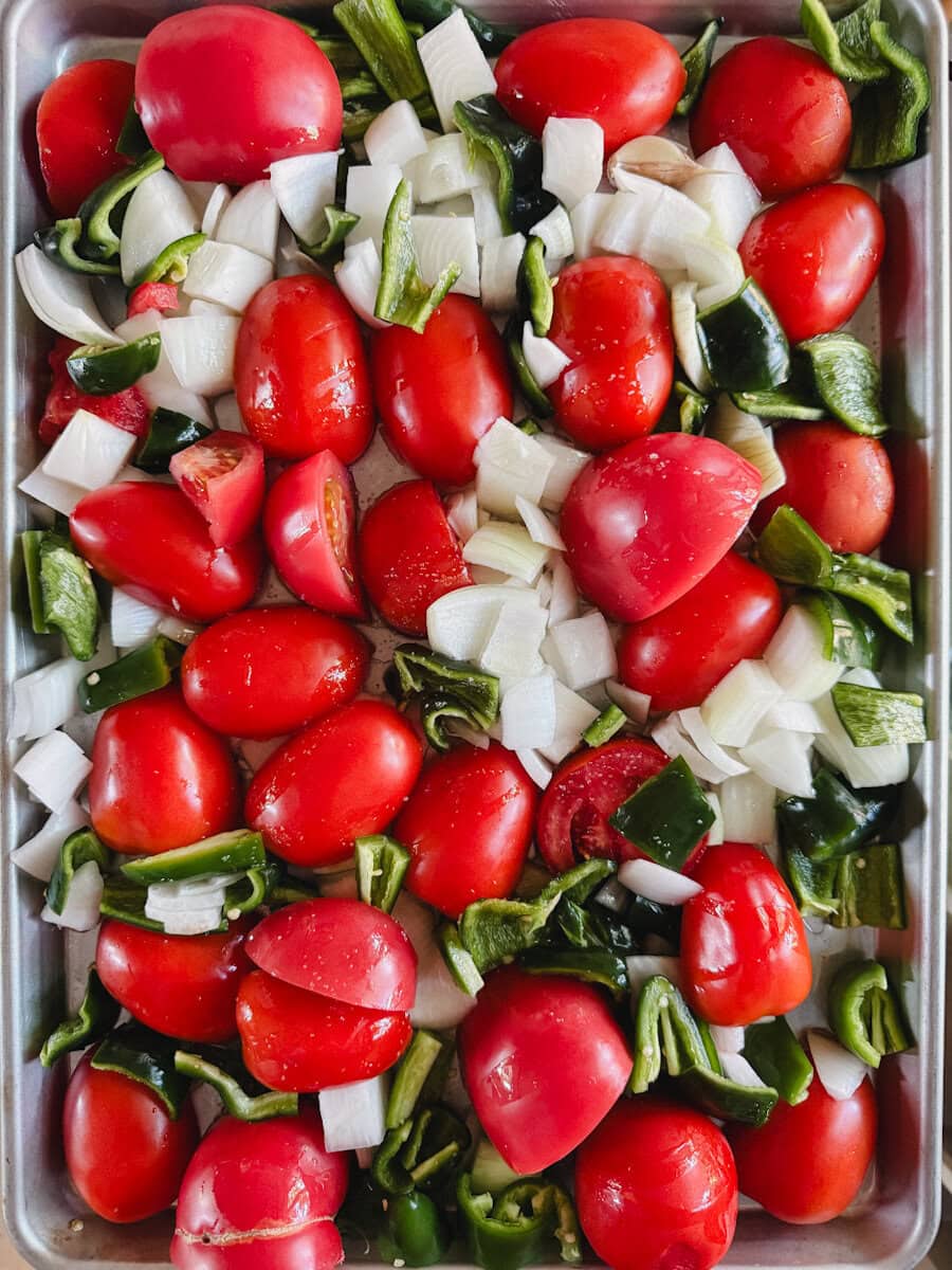 plaque avec tomates, piments, poivrons, oignons crus