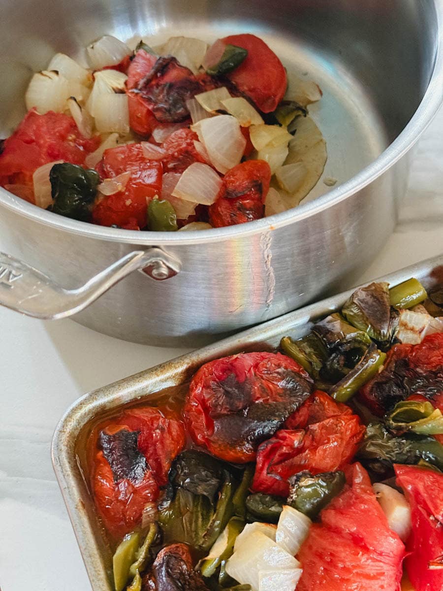 plaque de légumes grillés et casserole où ils sont transférés