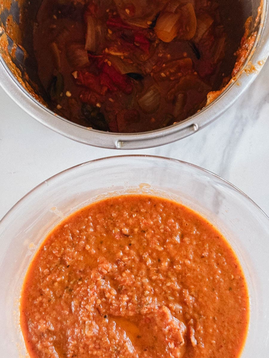 salsa non broyé dans le bol du Thermomix et autre bol en verre avec une partie de salsa broyée