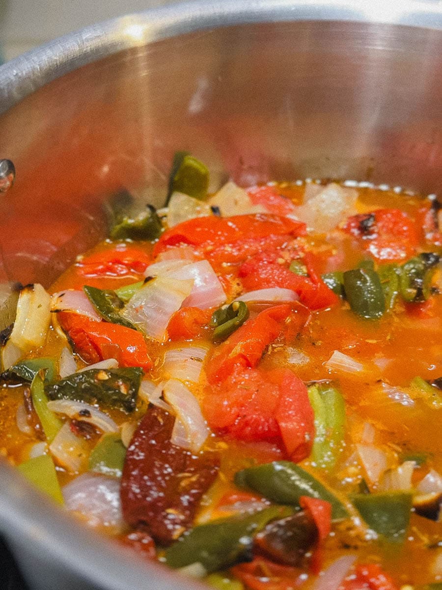 casserole avec légumes grillés qui mijotent