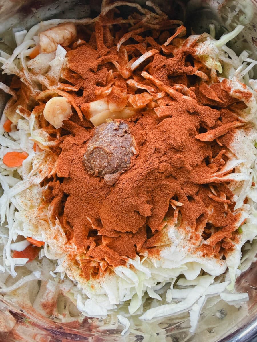 chou avec assaisonnements pour kimchi dans grand bol vu de près
