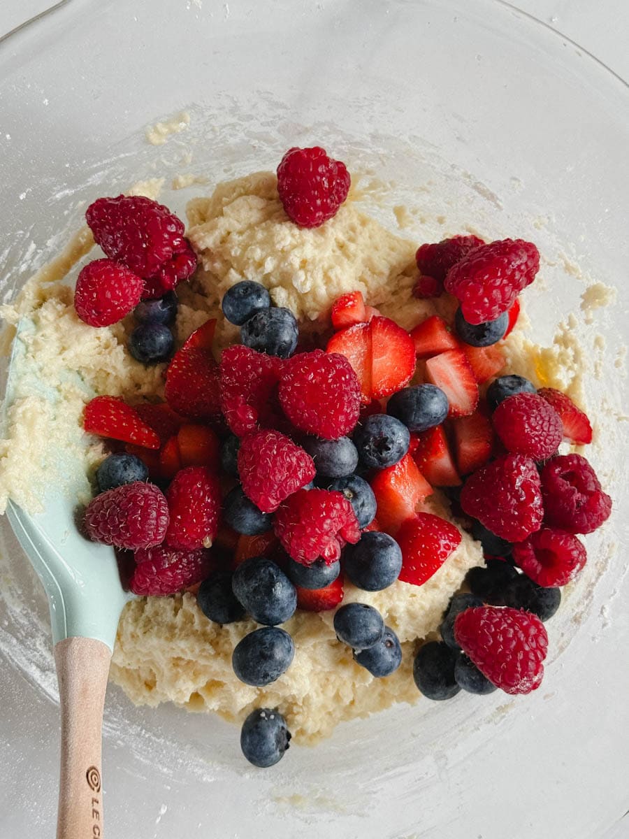 pâte à muffin avec fraises, bleuets et framboises prêts à être intégrés avec maryse