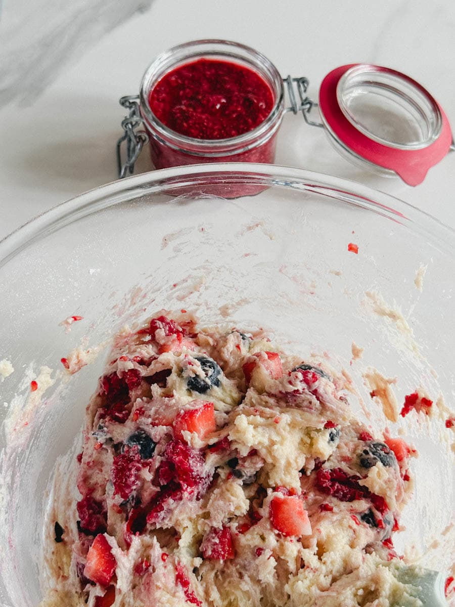 pâte à muffin explosion de fruits avec pot de confiture de framboises maison