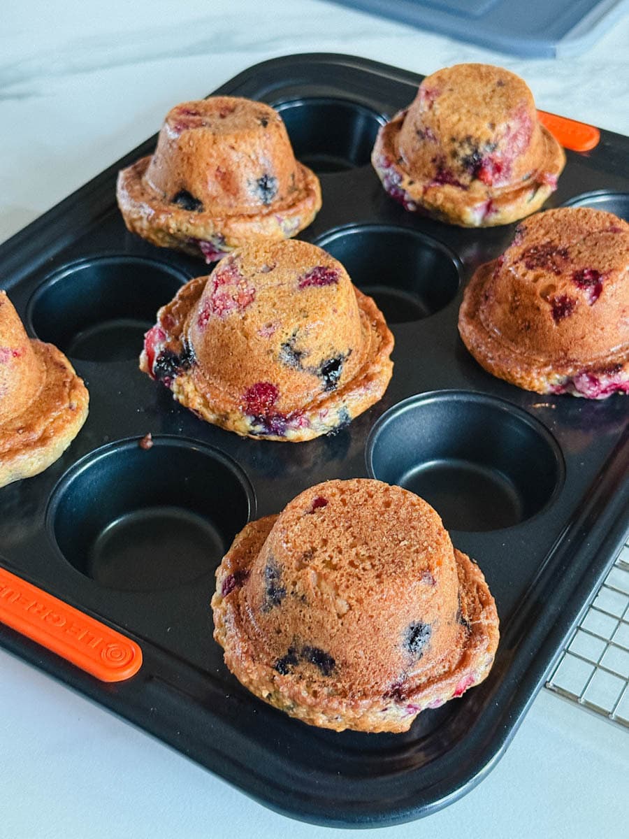 muffin bien grillés retournés dans le moule chapeau dessous