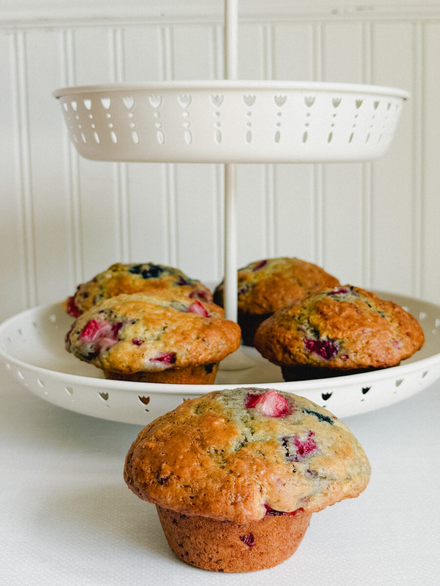 muffins explosion de fruits dans un présentoir blanc à 2 étages