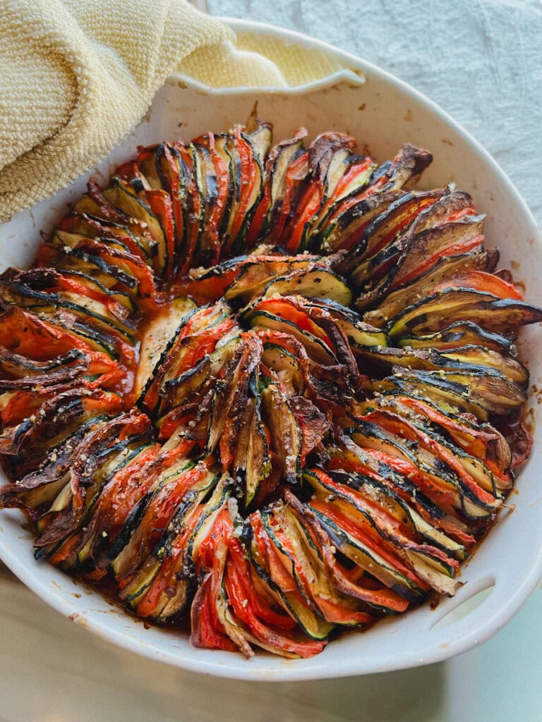 tian de légumes grillés dans un plat blanc