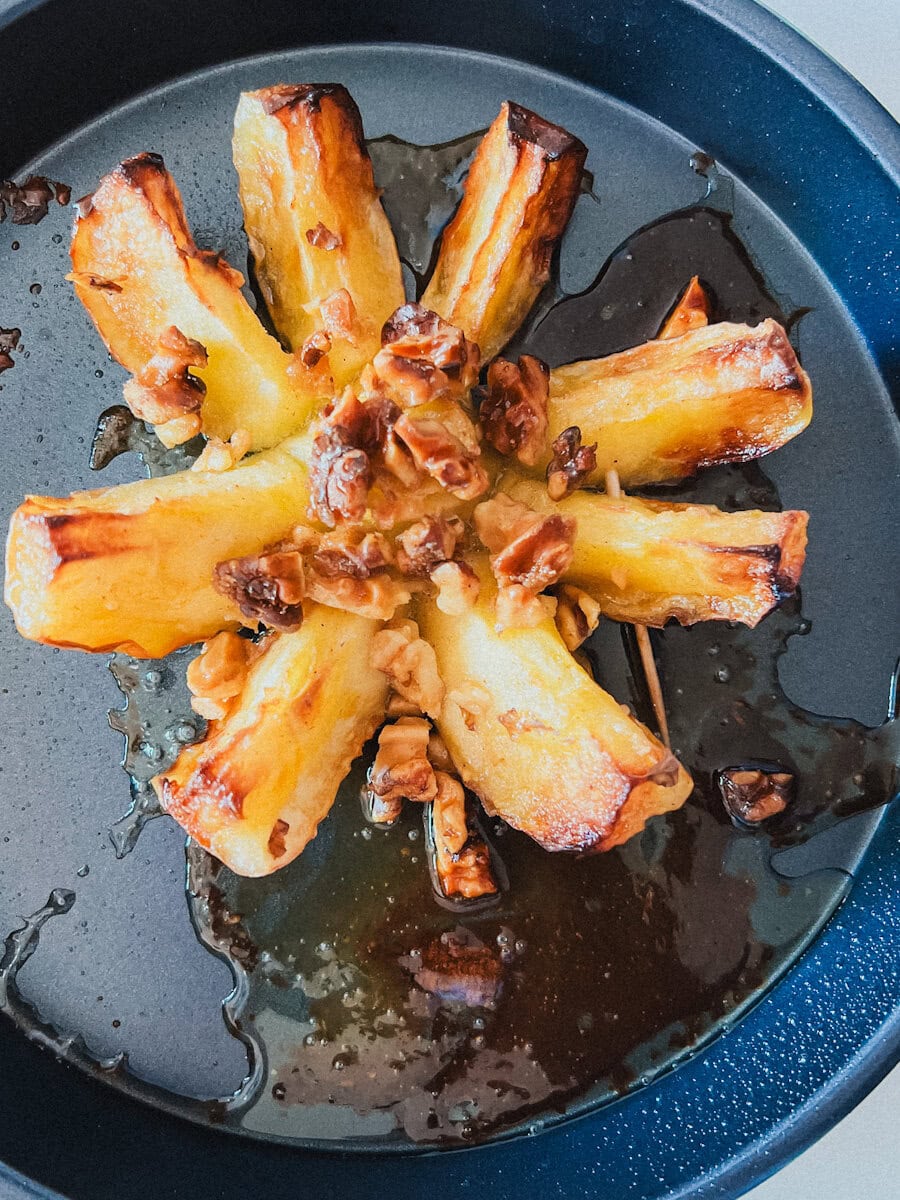 Pomme caramélisée en formet de soleil das un plat de cuisson rond