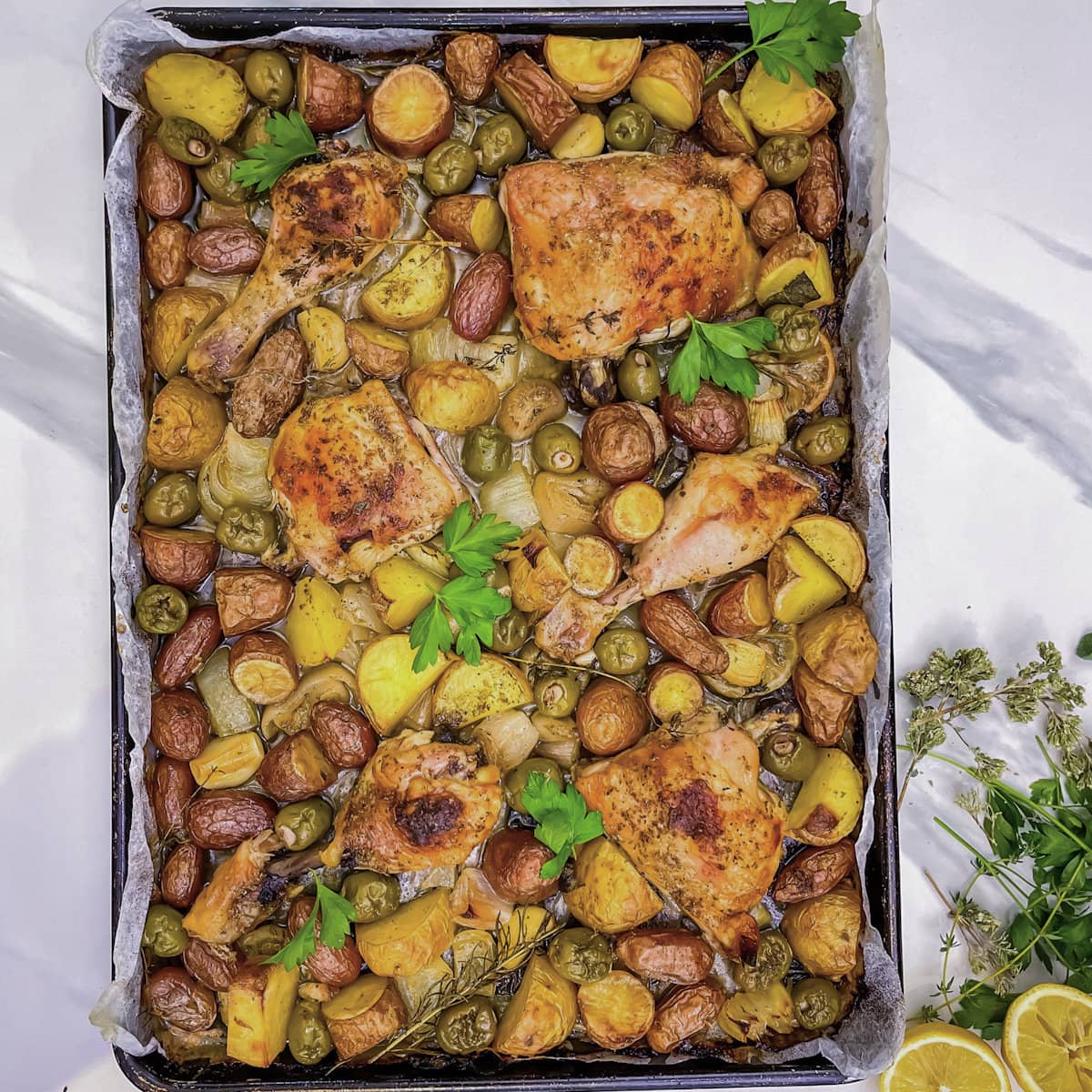 cuisses de poulet au four sur plaque avec patates et citron