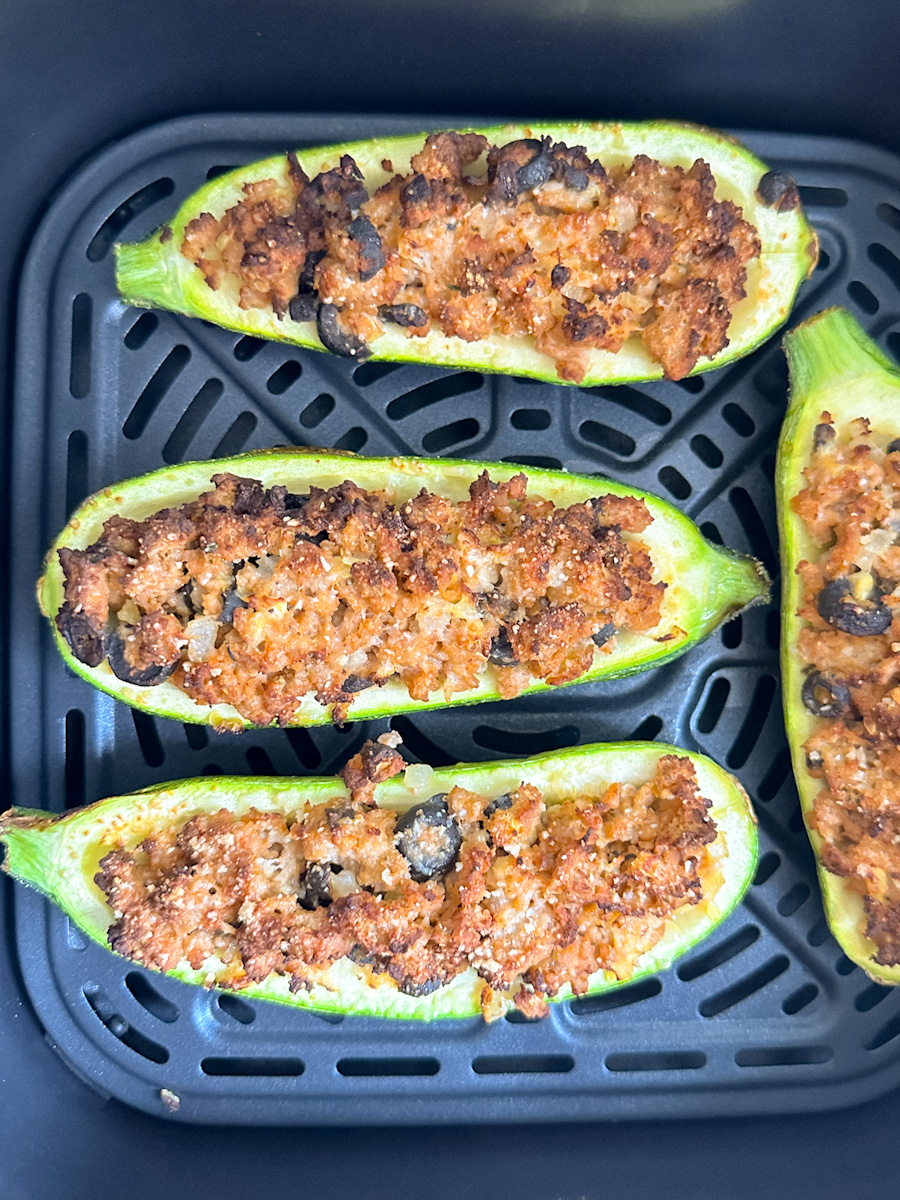 4 courgettes farcies dans le panier du air fryer