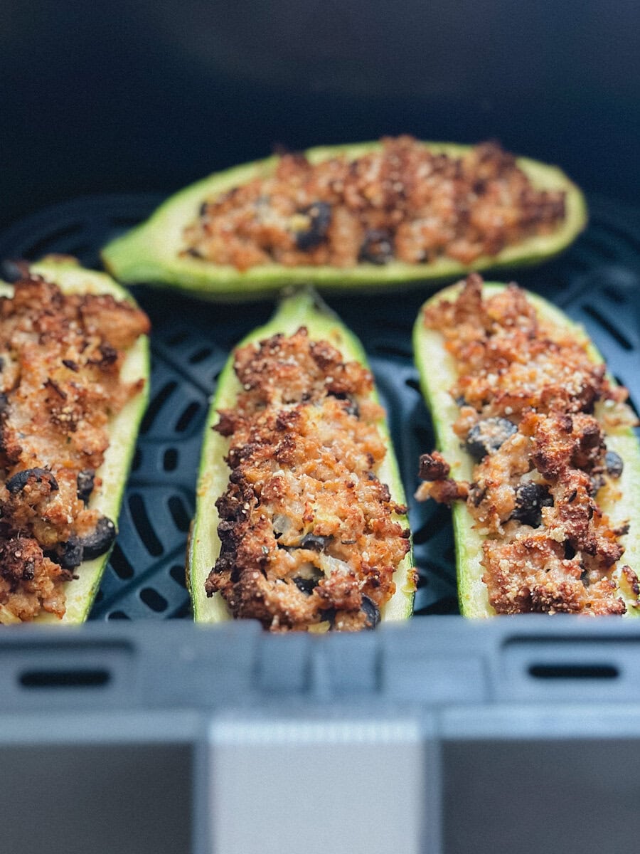 4  demi courgettes farcies à la viande dans un panier de air fryer