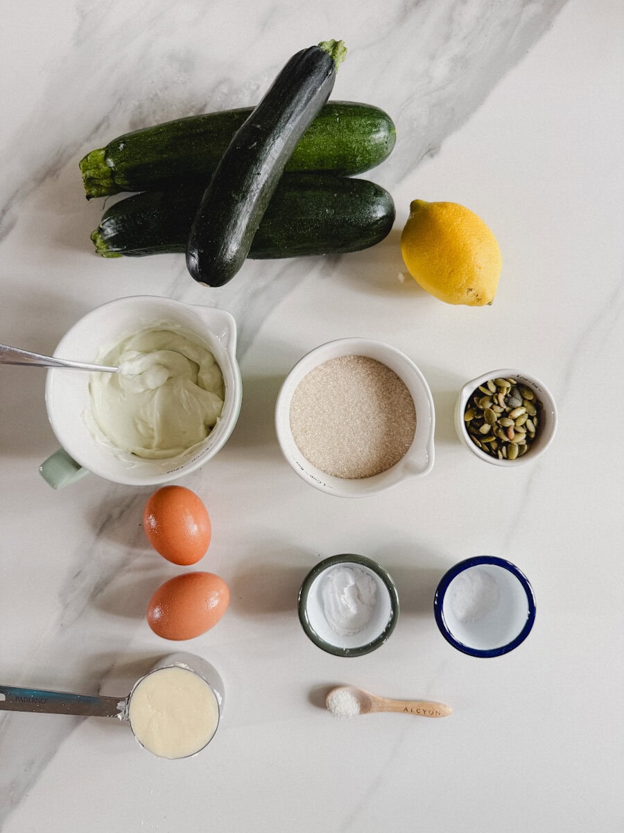 ingrédients pour recettes de muffin aux courgettes sur comptoir blanc marbré