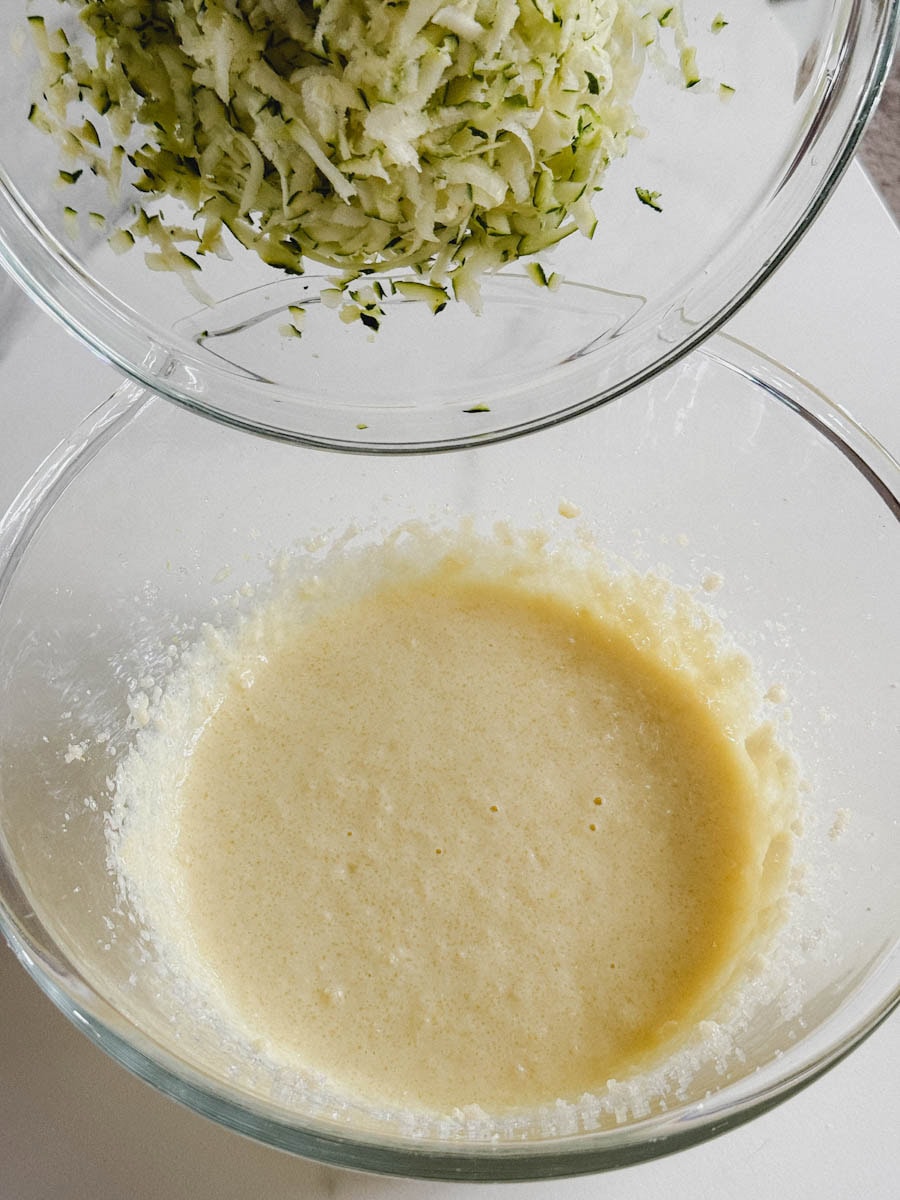 courgettes dans un bol versé dans un bol de pâte à muffin