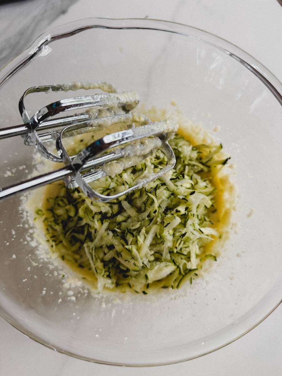 mixette dans bol de pâte à muffin aux courgettes râpées