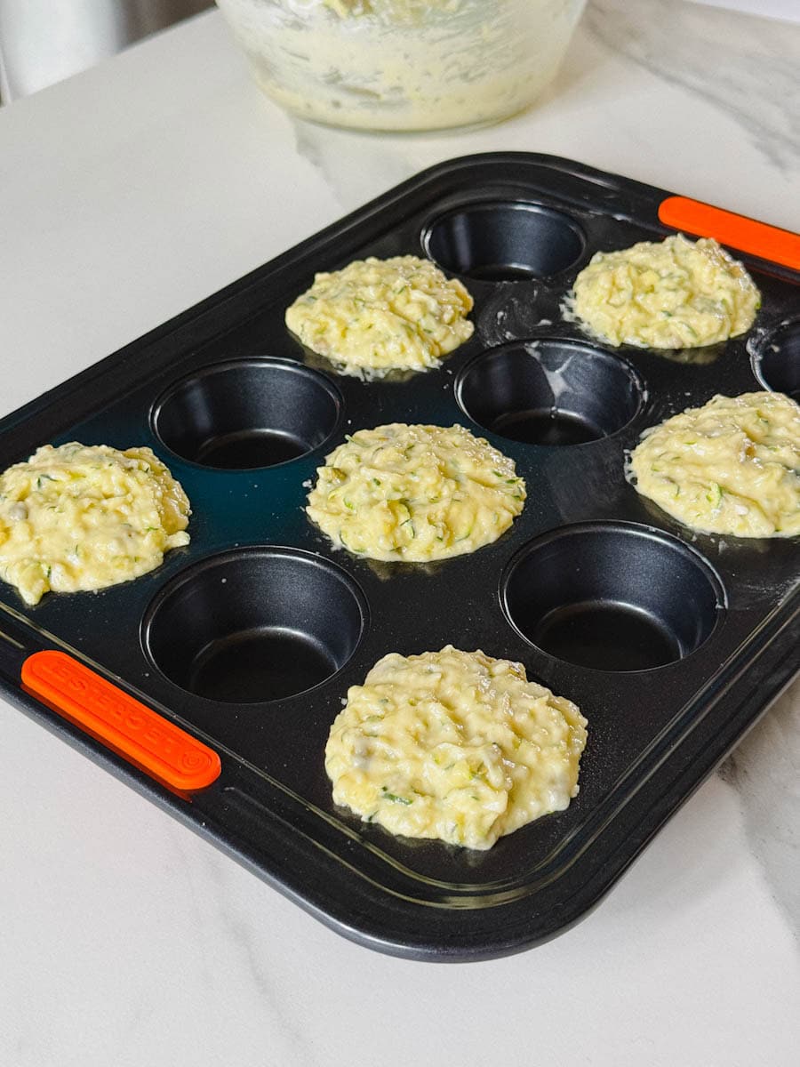 muffin aux courgettes dans moule à muffin non cuits