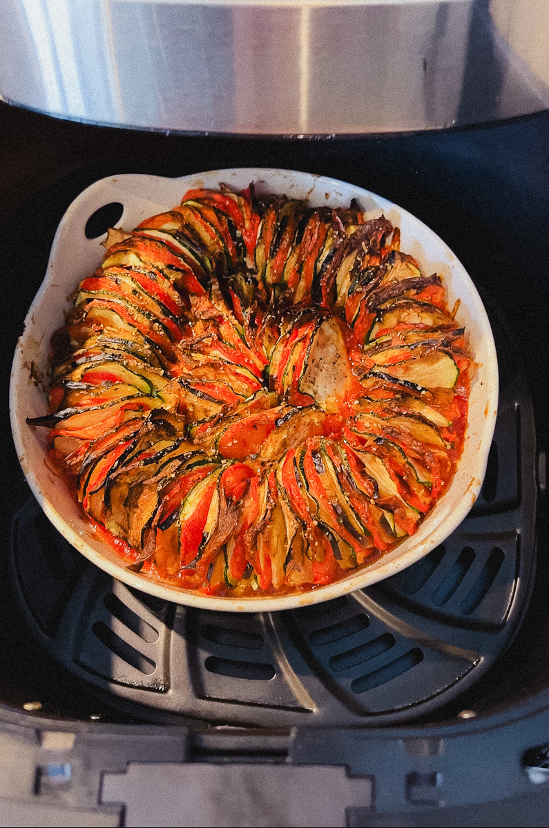 tian tomate, aubergine, courgette dans un plat à gratin dans le panier du air fryer