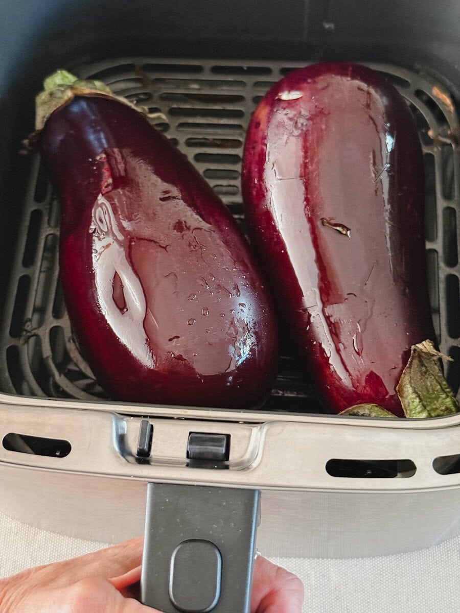 2 aubergines huilées dans le panier du air fryer, non cuites