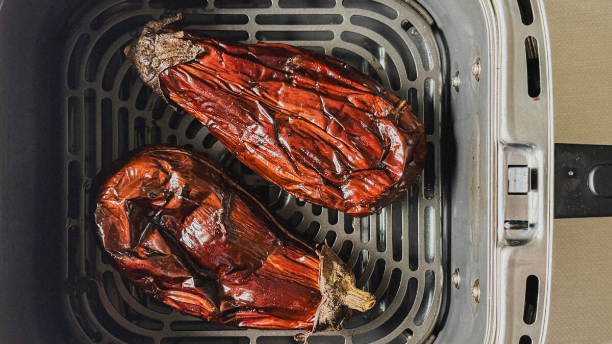 2 aubergines cuites dans le panier du air fryer