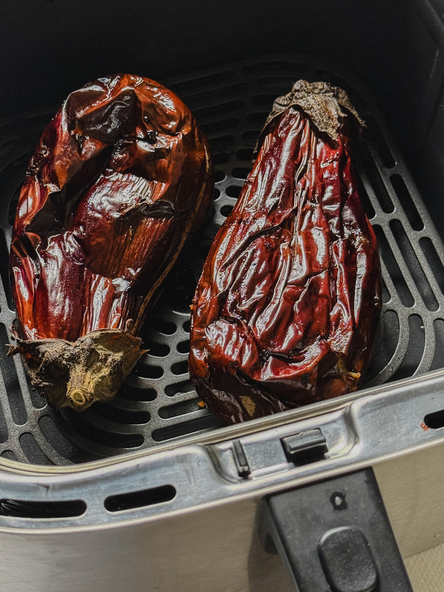 2 aubergines cuites dans le panier du air fryer