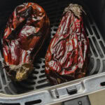 2 aubergines entières cuites dans le panier du air fryer