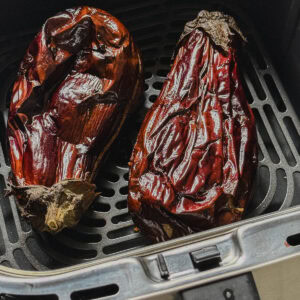 2 aubergines entières cuites dans le panier du air fryer
