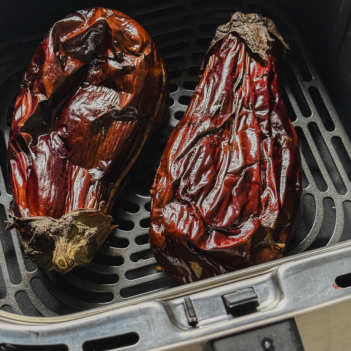 2 aubergines entières cuites dans le panier du air fryer