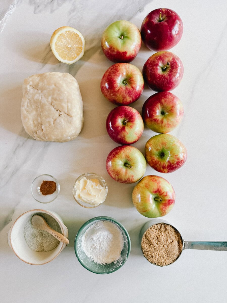 ingrédients pour tarte aux pommes: 9 pommes, pâte à tarte, demi citron et petits pots