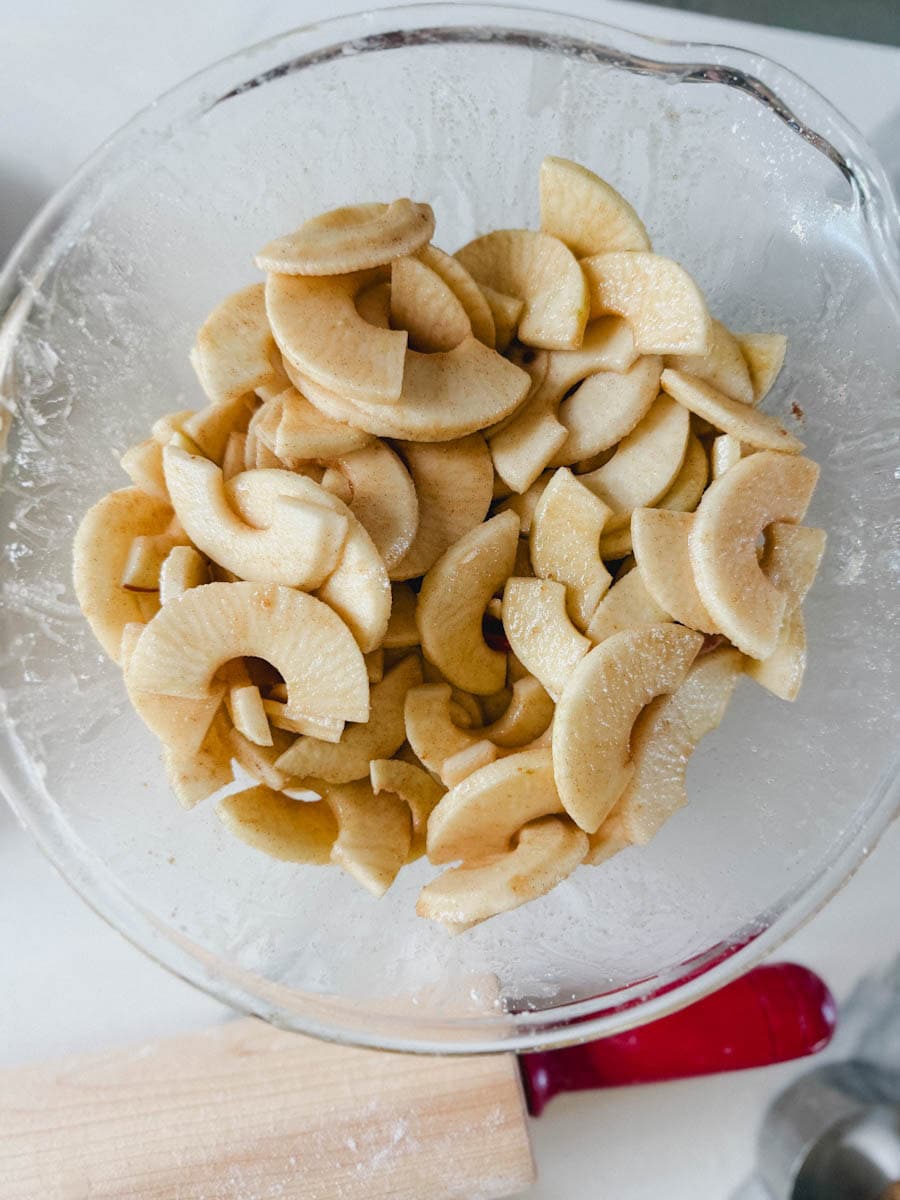 pommes en tranches dans bol en verre