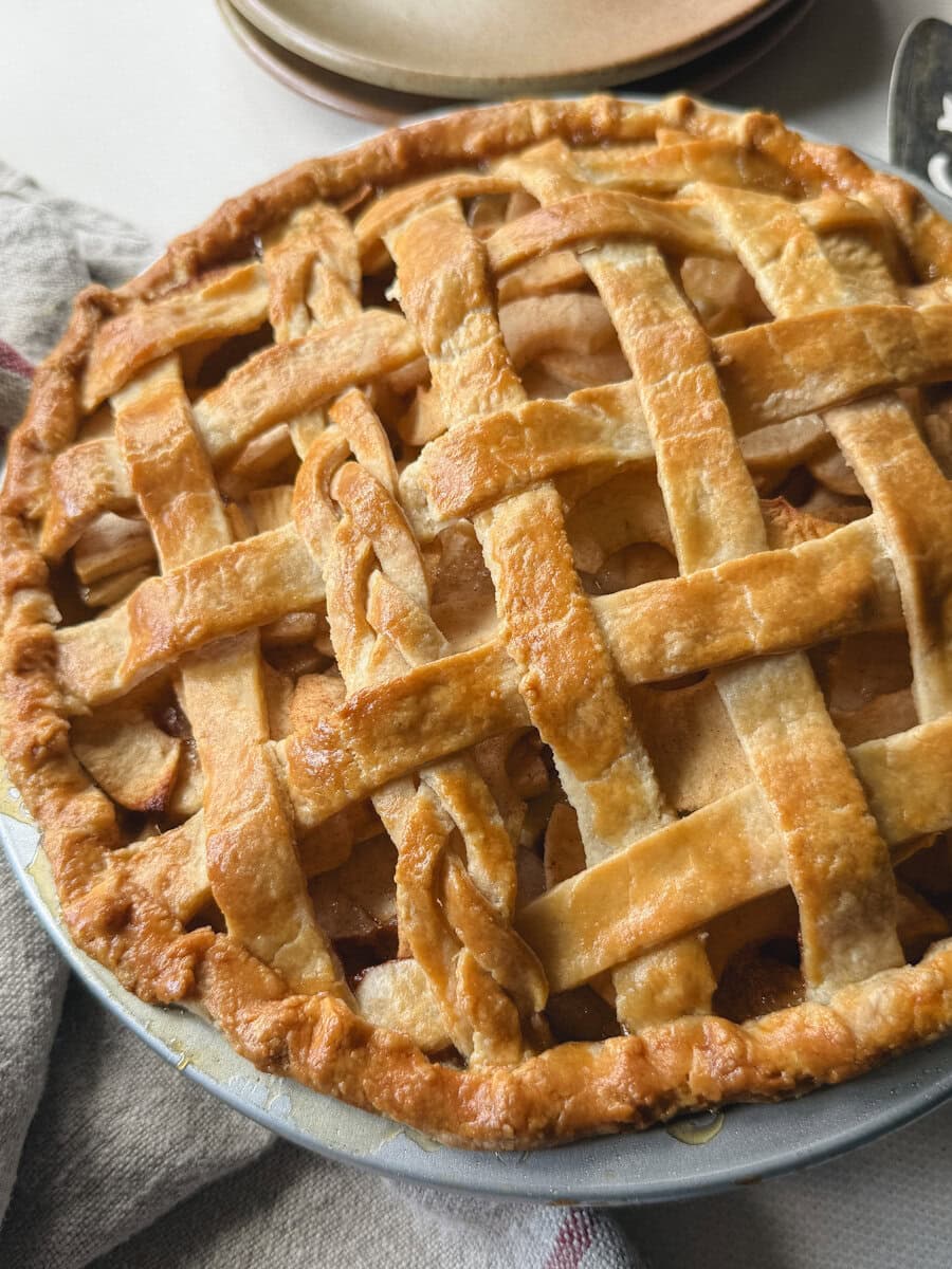 tarte aux pommes appétissante et bien gonflée, gros plan