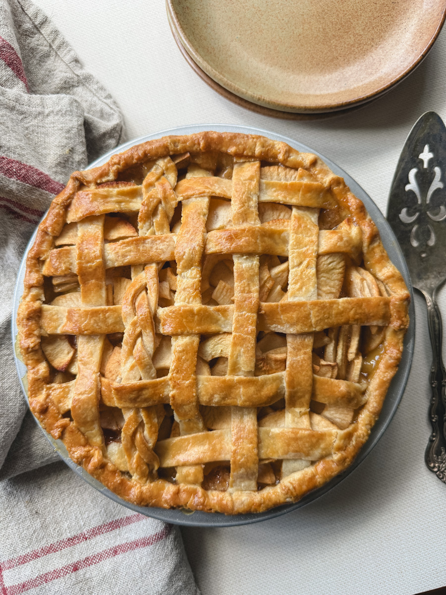tarte aux pommes traditionnelle avec petites assiettes de poterie et cuillère à tarte