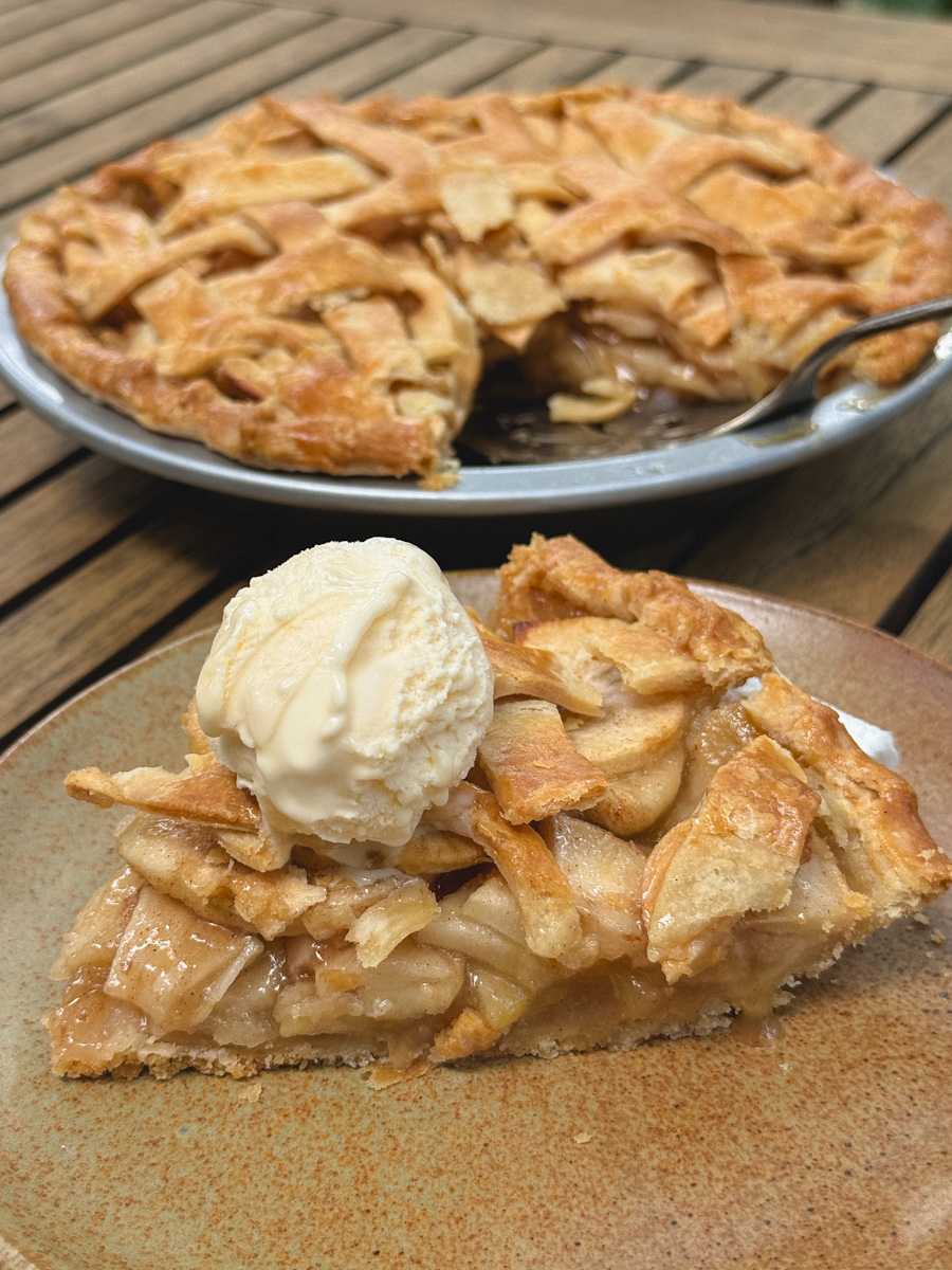 pointe de tarte aux pommes à la mode avec boule de crème glacée, prise de vue de la tarte en arrière
