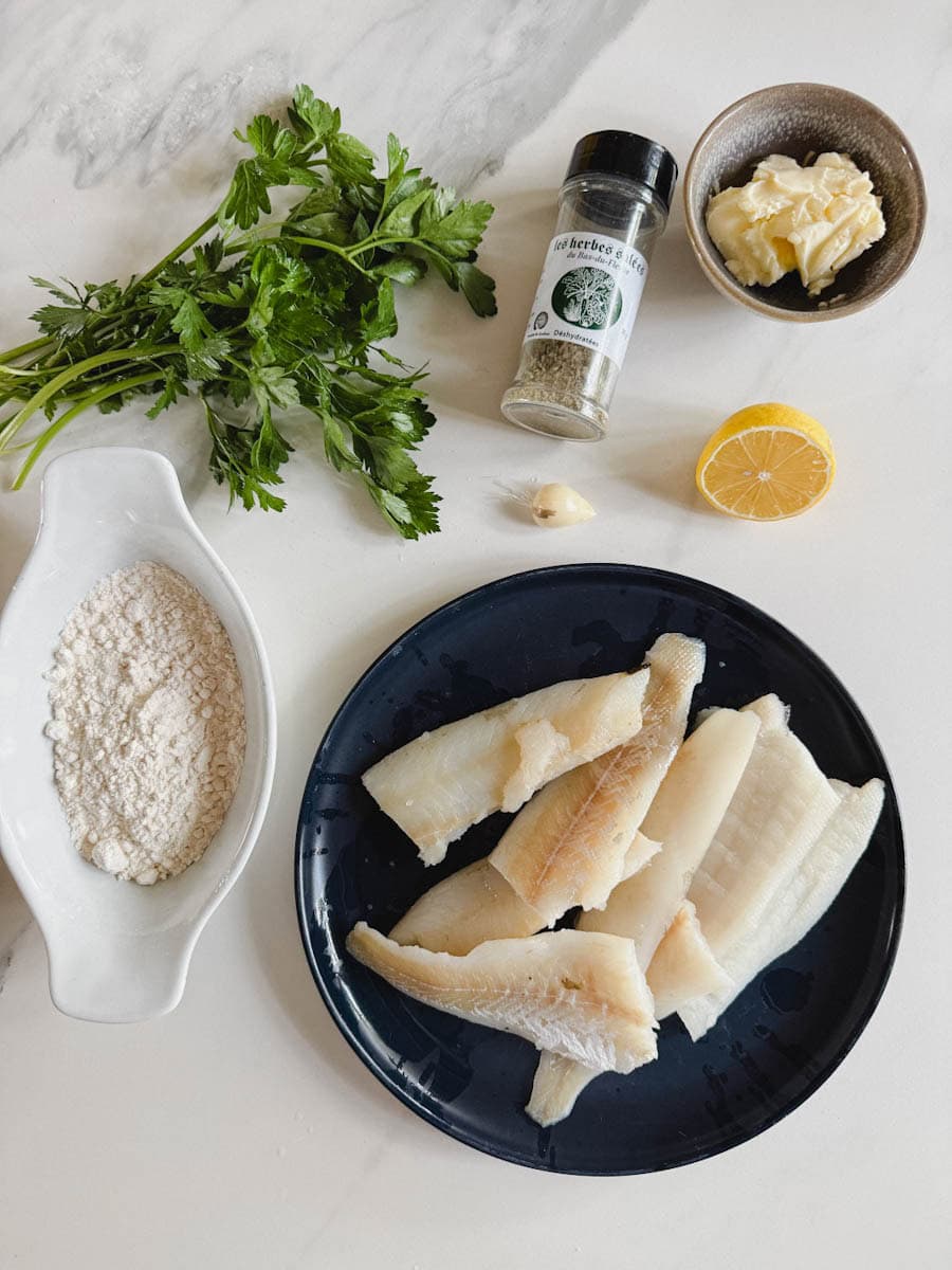 ingrédients morue sauce beurre citron: farine, persil, herbes salées, citron, beurre, ail, filets de morue