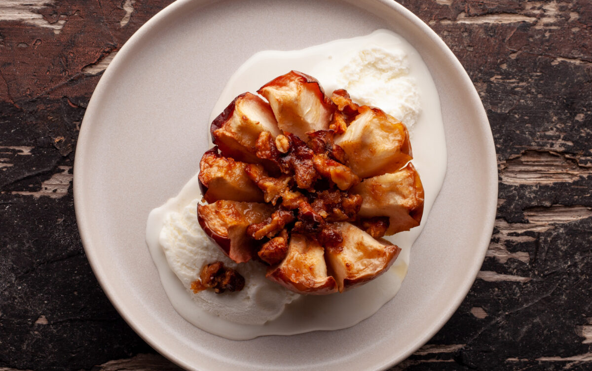 pomme caramélisée dans une assiette blanche sur crème glacée