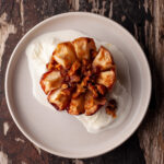 pommes au four avec sucre et noix caramélisées dans une assiette