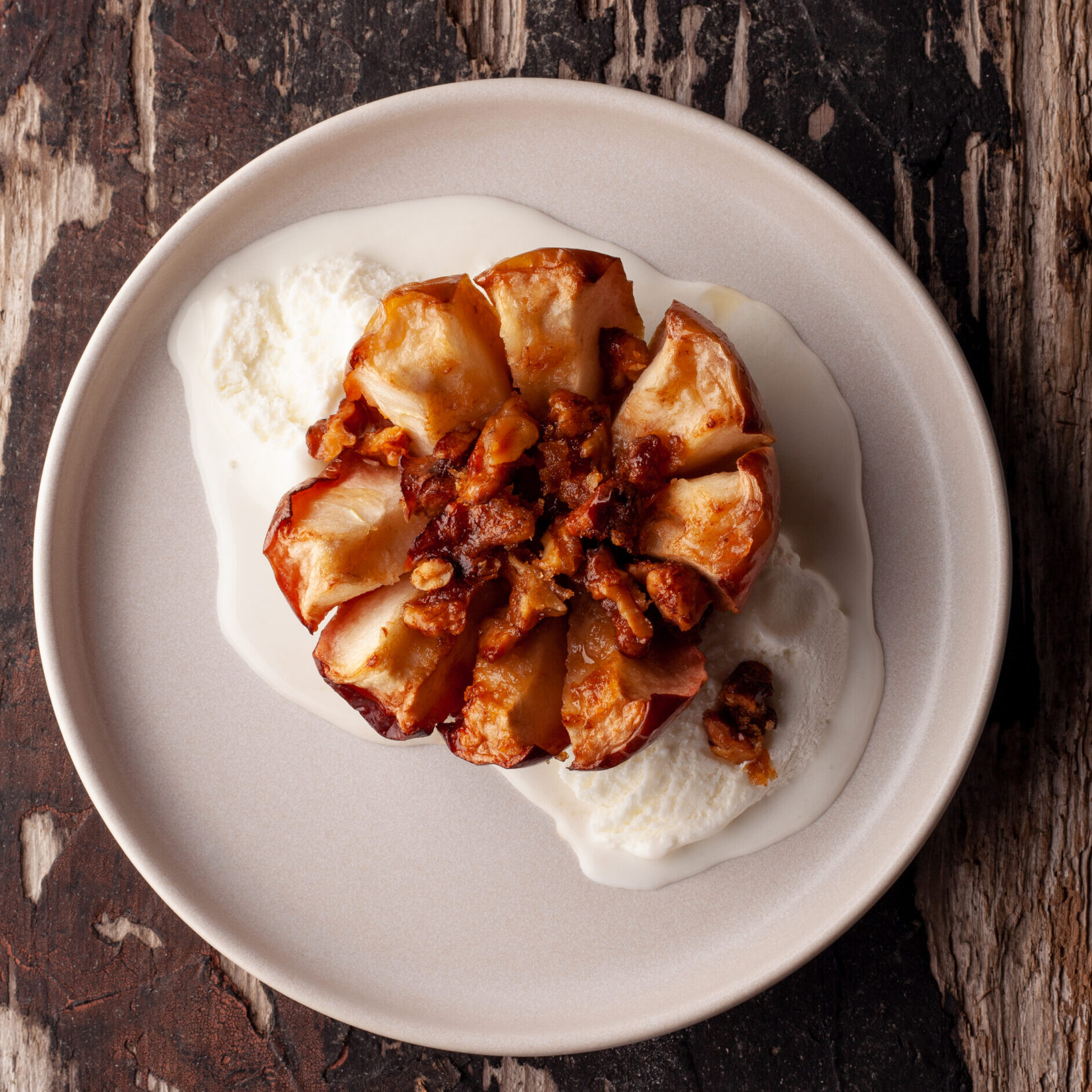 pommes au four avec sucre et noix caramélisées dans une assiette